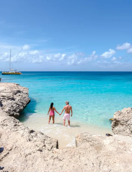 Tres Trappiステップトリプルステップビーチ アルバ ダイビングやシュノーケリングのための地元の人々や観光客の間で人気のビーチ カリブ海のクリスタルクリア海のカップルの男性と女性 — ストック写真