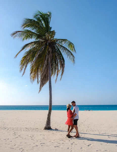 Eagle Beach Aruba Palmy Wybrzeżu Eagle Beach Arubie Dwóch Mężczyzn — Zdjęcie stockowe