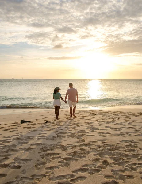 Μερικοί Άνδρες Και Γυναίκες Είναι Στην Παραλία Βλέποντας Ηλιοβασίλεμα Κατά — Φωτογραφία Αρχείου