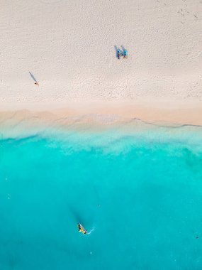 Kartal Sahili Aruba, Aruba 'daki Eagle Sahili' nin kıyısında Palm Trees, kumsalda bir hava aracı manzarası.