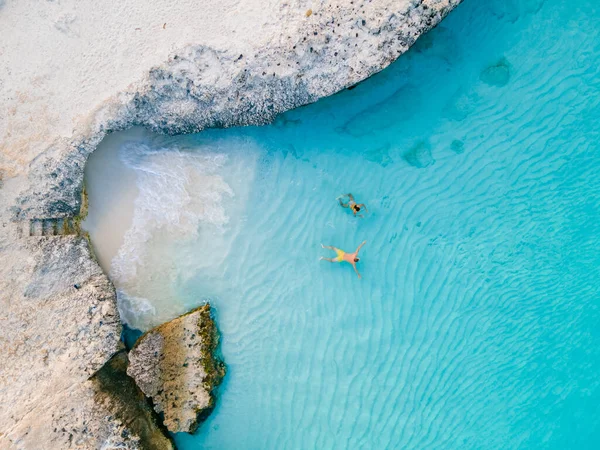 トレス トラップ アルバ カリビアン島のビーチで男女のカップル Tres Trappi Bayは トルコ色の海でのシュノーケリングやダイビングで地元の人々に人気があります — ストック写真