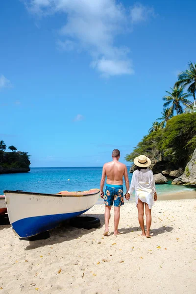 プラヤラグンビーチに男性と女性のカップルクリフキュラソー ラグンビーチキュラソー島カラカオでの休暇中にカリブ海の小さな島オランダのアンティル諸島 — ストック写真