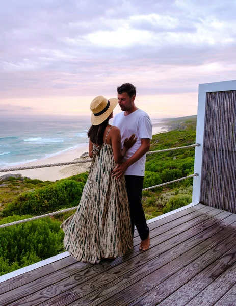 在南非西部的德胡普自然保护区 一对夫妇正在观看日落 那里是一个美丽的海滩 德胡普自然保护区的花园路线上有白色沙丘 — 图库照片