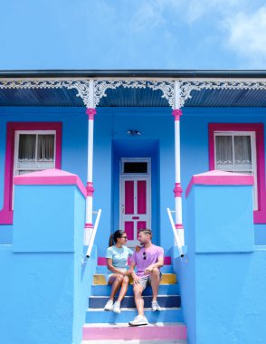 Cape Town 'daki Bo Kaap Renkli Sokak Kasabası Güney Afrika' da evleri olan renkli bir cadde. Bo Kaap ya da eski Malay Mahallesi, Cape Town 'a şehir gezisine giden birkaç erkek ve kadın.
