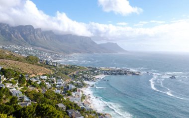 Campsbay 'ın üzerindeki Cape Town' daki Kaya bakış açısı, okyanusun üzerinde sis olan Kamp Koyu manzarası. Cape Town Cape Town Güney Afrika 'daki okyanustan sis geliyor.
