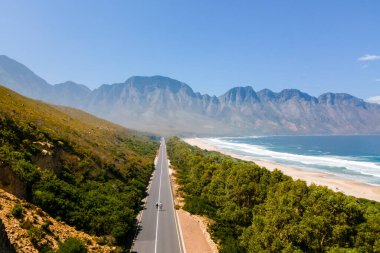 Kogelbay Beach Western Cape South Africa, Kogelbay Rugged Coast Line ve muhteşem dağ yolu. Bahçe güzergahı. Yollarda yürüyen çift erkek ve kadın, İHA manzaralı.