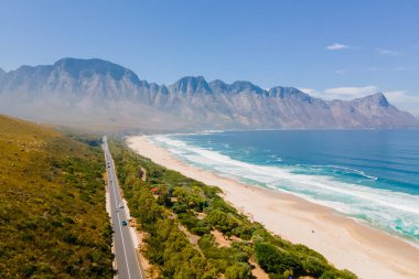 Kogelbay Beach Western Cape South Africa, Kogelbay Rugged Coast Line ve muhteşem dağ yolu. Bahçe yolu