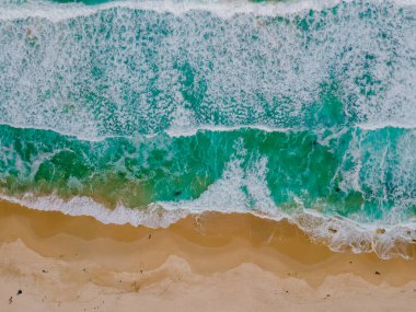 Kogelbay Sahili 'nin okyanus manzaralı İHA görüntüsü ve dalgaları Güney Afrika Burnu, muhteşem dağ yolu ile Kogelbay Rugged Coast Line. Bahçe Yolu