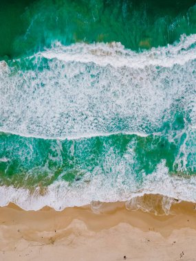 Kogelbay Sahili 'nin okyanus manzaralı İHA görüntüsü ve dalgaları Güney Afrika Burnu, muhteşem dağ yolu ile Kogelbay Rugged Coast Line. Bahçe Yolu