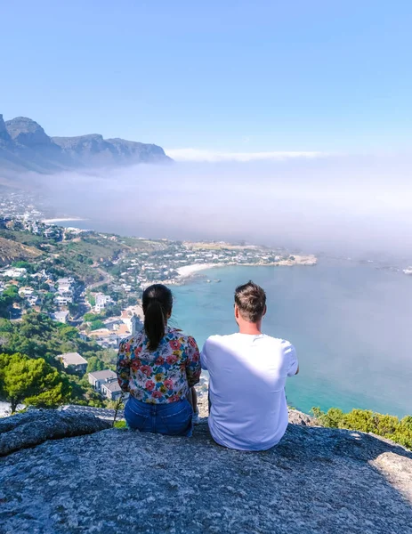 Ein Paar Männer Und Frauen Rock Aussichtspunkt Kapstadt Über Campsbay — Stockfoto