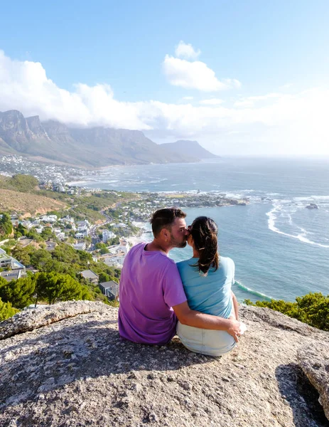 Een Paar Mannen Vrouwen Rock Uitkijkpunt Kaapstad Campsbay Uitzicht Camps — Stockfoto