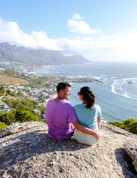 Ein Paar Männer Und Frauen Aussichtspunkt Rock Kapstadt Über Campsbay — Stockfoto