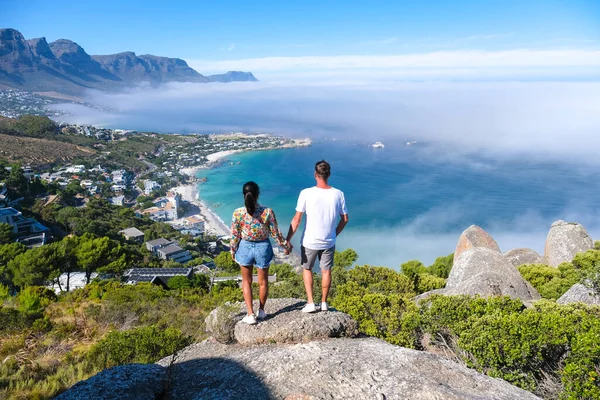 Een Paar Mannen Vrouwen Bij Rock Uitkijkpunt Kaapstad Campsbay Uitzicht — Stockfoto