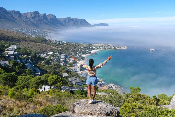 Frauen Mit Erhobenen Händen Aussichtspunkt Rock Kapstadt Über Campsbay Blick — Stockfoto