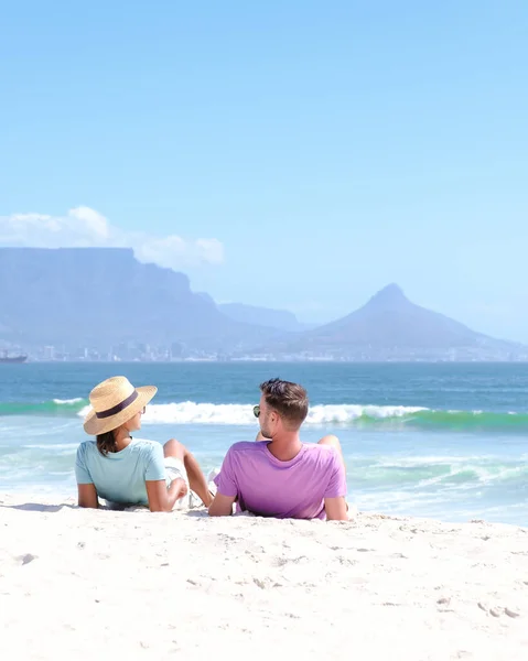 在一个阳光灿烂的夏天 在南非开普敦度假期间 一对夫妇在海滩上 男人和女人在海滩上寒战 — 图库照片