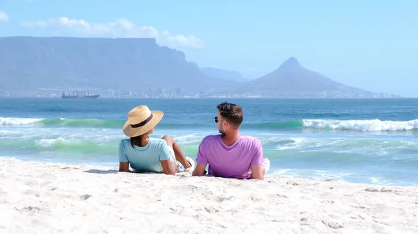 Яркий Летний День Кейптауне Юар Пара Пляже Мужчины Женщины Пляже — стоковое фото