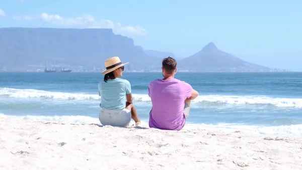 Bloubergstrand Cape Town Jihoafrická Republika Jasný Letní Den Pár Pláži — Stock fotografie