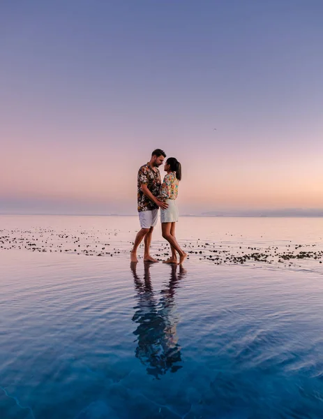 Dojrzała Para Mężczyzna Kobieta Przed Basenem Infinity Widokiem Ocean Kapsztadu — Zdjęcie stockowe