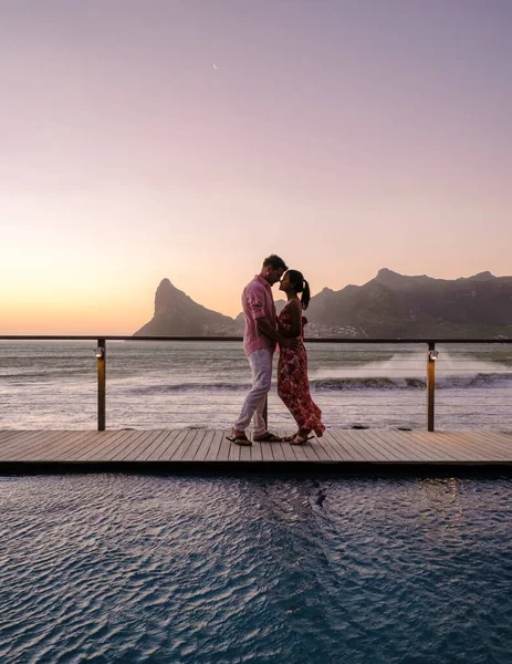 Dospělý Pár Muž Žena Před Infinity Bazénu Výhledem Oceán Kapském — Stock fotografie