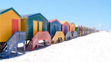 Muizenberg sahil kasabasındaki renkli sahil evi, sahil kulübeleri, Muizenberg, Cape Town, False Bay, Güney Afrika.