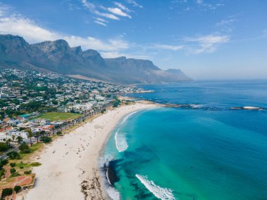 Capps Bay Cape Town, Camps Bay sahil insansız hava aracı yaz boyunca Cape Town Sout Afrika 'da, yaz boyunca kumsalda insansız hava aracı görüntüsü.
