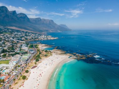 Yaz mevsiminde Capps Bay Cape Town, Camps Bay plaj drone hava aracı görüntüsü, yaz boyunca Cape Town Sout Afrika 'da insansız hava aracı görüntüsü.