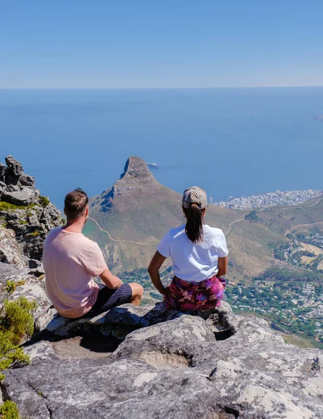 Paar Mannen Vrouwen Bezoeken Tafelberg Kaapstad Zuid Afrika Uitzicht Oceaan — Stockfoto