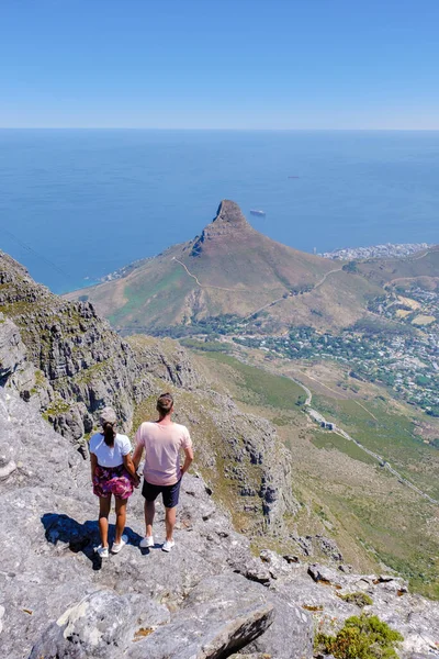 一对男女情侣参观南非开普敦的桌山 俯瞰大海 还有来自开普敦桌山的狮头 — 图库照片