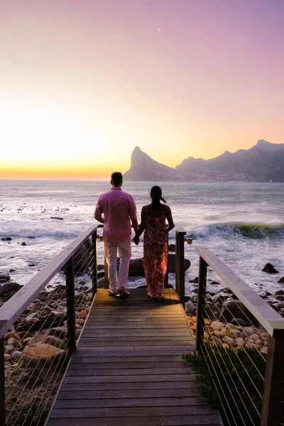 Paar Man Vrouw Kijken Zonsondergang Het Balkon Tijdens Vakantie Kaapstad — Stockfoto