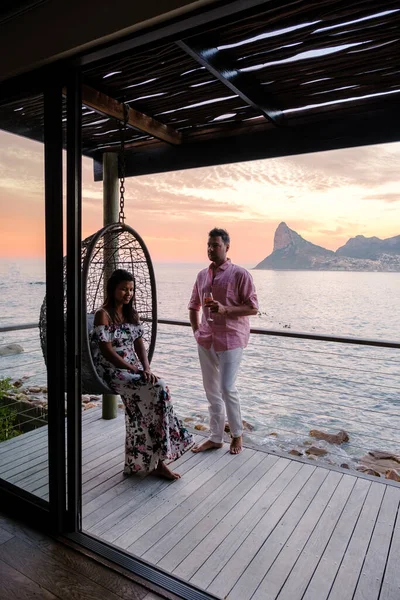 Paar Man Vrouw Drinken Het Balkon Tijdens Zonsondergang Vakantie Kaapstad — Stockfoto