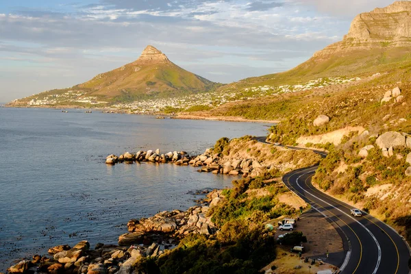Chapmans Peak Drive Cape Peninsula 'da Cape Town yakınlarında güneşli ve güneşli bir öğleden sonra Cape Town' da gün batımında Chapman 's Peak Yolu' nda.