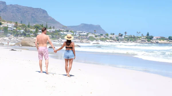 Enkele Mannen Vrouwen Aan Het Strand Van Camps Bay Kaapstad — Stockfoto