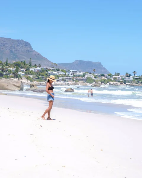 Женщины Пляже Camps Bay Cape Town Camps Bay Beach Вид — стоковое фото