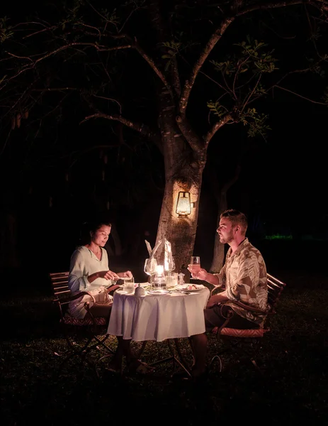 남아프리카 공화국의 사파리에서 저녁을 낭만적 남녀가 보호구역의 수풀에 사파리 산장에서 — 스톡 사진