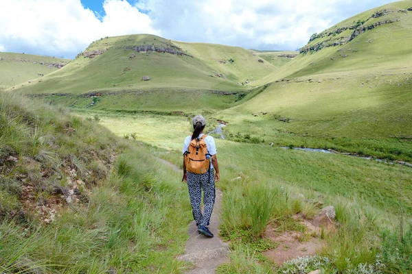 Женщины Походе Горах Drakensberg Гора Южная Африка Течение Лета Центральный — стоковое фото