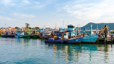 Bangsaray Pattaya Tayland, balıkçı köyü Bangsaray 'da gün batımında renkli ahşap balıkçı tekneleriyle balıkçı limanı.