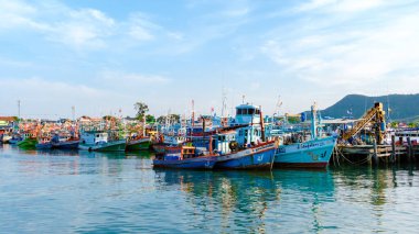 Bangsaray Pattaya Tayland Mayıs 2023, balıkçı köyü Bangsaray 'da gün batımında renkli ahşap balıkçı tekneleriyle liman.