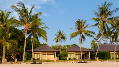 Yüzme havuzlu modern bir ev, kumsalda modern bir havuz villası, günbatımında lüks bir villa.
