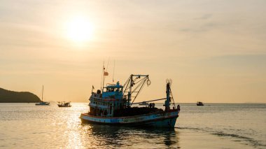 Bangsaray Pattaya Tayland Mayıs 2023, balıkçı köyü Bangsaray 'da gün batımında renkli ahşap balıkçı tekneleriyle gün batımında liman.