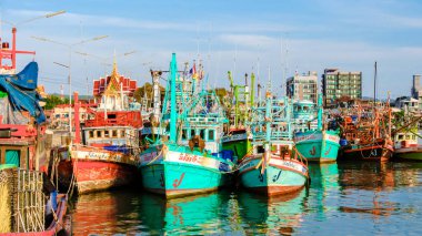 Bangsaray Pattaya Tayland Mayıs 2023, balıkçı köyü Bangsaray 'da gün batımında renkli ahşap balıkçı tekneleriyle gün batımında liman.