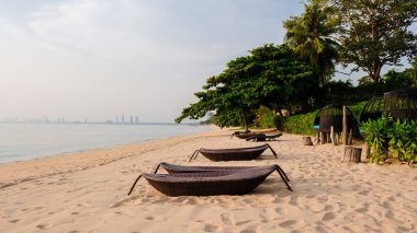 Bangsaray plajı Pattaya Tayland plajı Gün batımında plaj sandalyeleri ve güneşliklerle