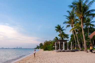 Gün batımında Bangsaray Pattaya Tayland 'ın güzel plajı