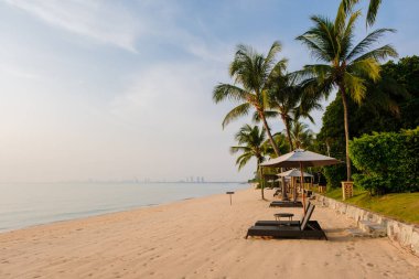 Bangsaray plajı Pattaya Tayland plajı Gün batımında plaj sandalyeleri ve güneşliklerle