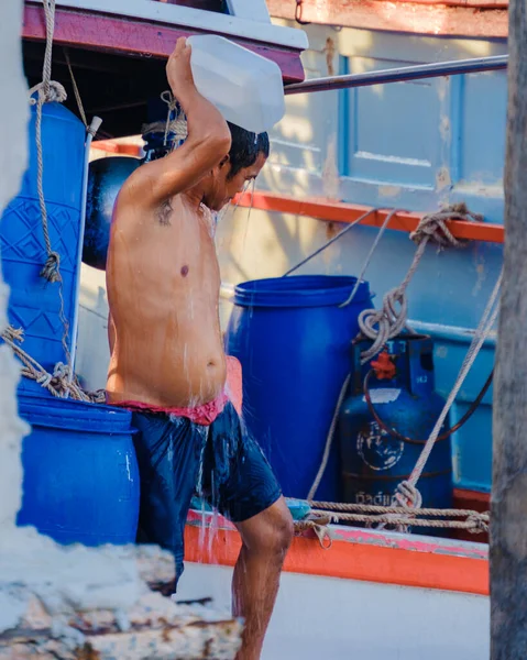 Bangsaray Pattaya Thailand Mai 2023 Junge Männer Duschen Fischerhafen Des — Stockfoto