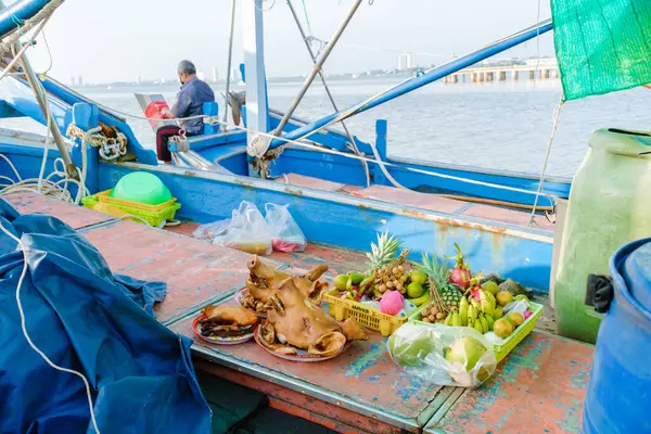 Bangsaray Pattaya Thailand Ett Erbjudande Framför Fiskebåt För Lycka Till — Stockfoto