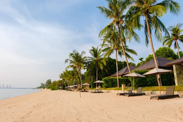 Bangsaray 'ın güzel plajı Pattaya Tayland' da gün batımında güneşlik ve şemsiyelerle kumsalda