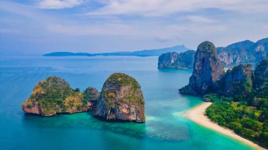 Railay Beach Krabi Tayland, Railay Krabi 'nin tropikal plajı, Tayland' da akşamları bulutlu gökyüzü ile Susnet 'te raileylerin uçağının görüntüsü.