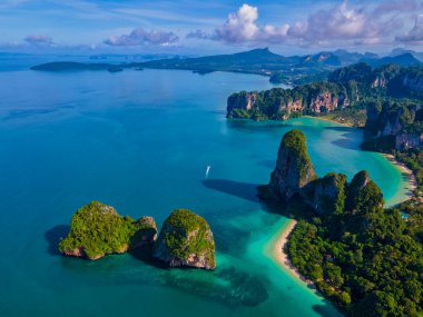 Railay Beach Krabi Tayland, Railay Krabi 'nin tropikal plajı, Tayland' da devasa kireçtaşı kayaları olan huzurlu Railay Railay Sahili manzarası.