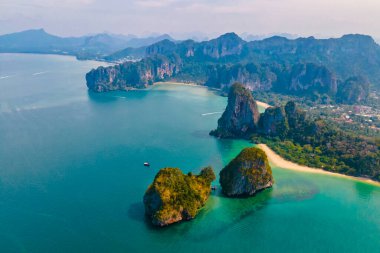Railay Beach Krabi Tayland 'ın kireçtaşı kayalıklarında insansız hava aracı görüntüsü.