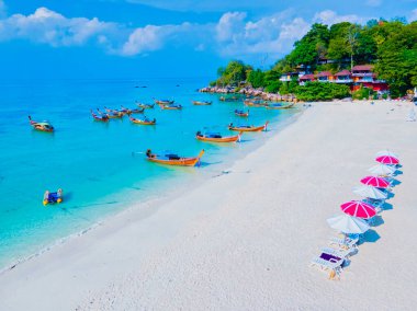 Koh Lipe Adası Güney Tayland Turkuaz renkli okyanusları ve Tayland 'da yaz tatilinde Ko Lipe' de beyaz kumlu plajları var.
